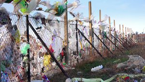 垃圾填埋场风吹起的塑料袋17秒视频