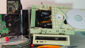旧沙塔硬盘驱动器和驱动器cd已拆卸19秒视频