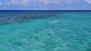 以蓝绿海水打破豪华沙滩的夏天9秒视频