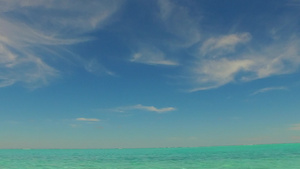 日落前蓝水和清洁沙滩背景的豪华环礁湖海滩假日夏季素养12秒视频