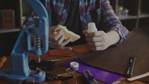 制作皮革钱包手工制皮革造业27秒视频