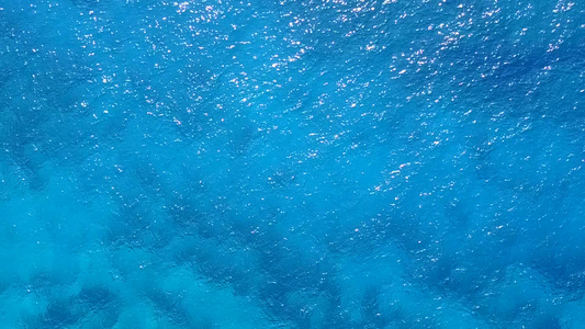 热带海岸海滩的浪漫旅行由阳光下的蓝色水礁湖和白色沙滩视频