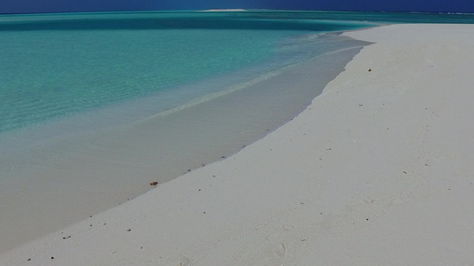 以蓝海打破海滩沙滩附近有白色沙子背景的蓝海视频