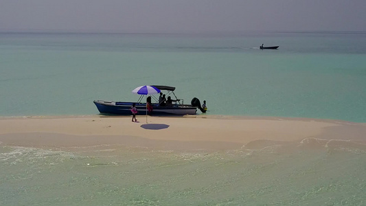 日出后白沙背景蓝海热带度假海滩阳光明媚的景色视频