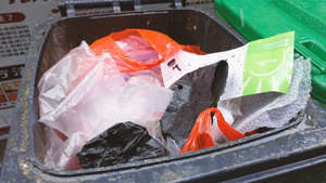 城市垃圾桶堆满塑料袋4k环保素材9秒视频