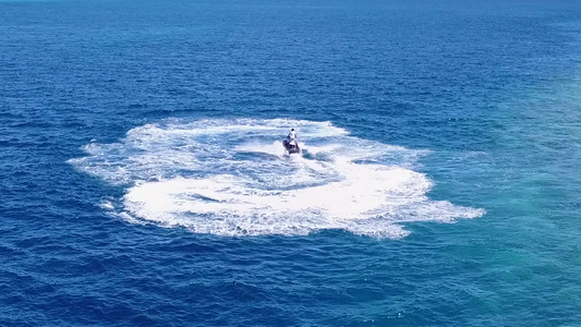 沙巴附近蓝海和白沙滩背景的海上海岸海滩航行夏季风景视频