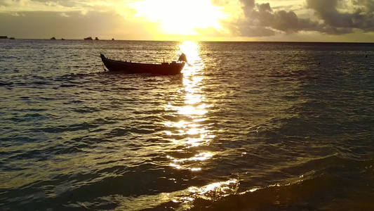 热带旅游海滩被浅水冲破沙滩附近有清洁沙土背景的浅水视频