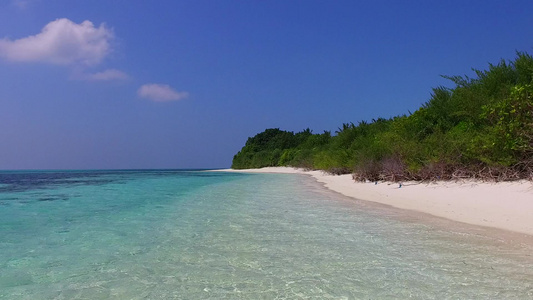 热带度假度假胜地海滩冒险蓝海和近波边的白色沙沙底背景视频
