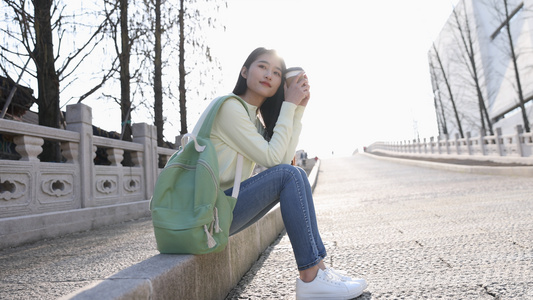 女孩坐在石桥边的唯美镜头[如诗般]视频