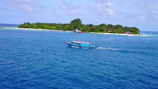 日出后蓝海白沙背景异国湾海滩日间旅行视频