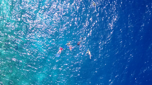 度假村附近蓝色海洋和白色沙滩背景的豪华海湾海滩夏季视频