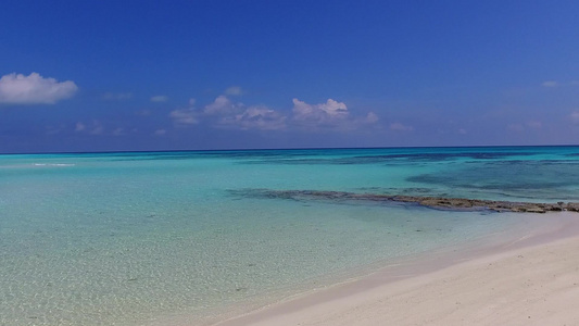 棕榈附近白沙背景蓝海海洋旅游海滩航行夏季景观视频