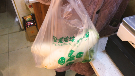城市超市购物蔬菜塑料袋4k生活素材视频