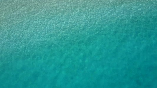 豪华海湾海滩旅行的广角性质浅海和接近冲浪的白色沙滩视频