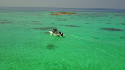 豪华海湾海滨航程的宽角性质在海面附近以白色沙滩背景视频