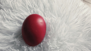 红色鸡蛋在白色的蓬松的背景上18秒视频