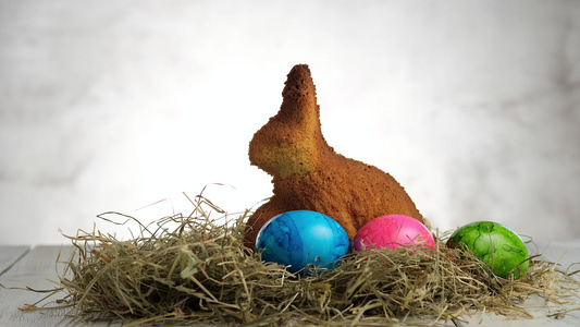 在草窝里产下一个彩色的鸡蛋视频