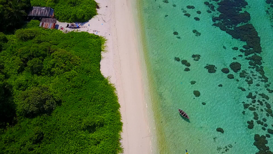 在海浪附近有白色沙子背景的海平面上渡过蓝色海滨海滩视频