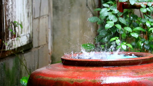 雨水滴落到大水罐中用于泰国农村的旱季视频