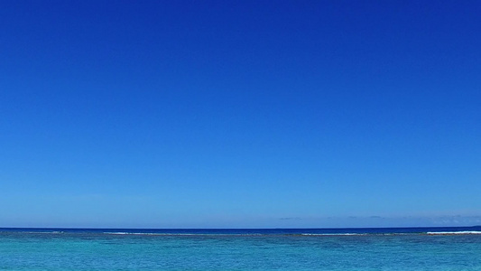 蓝色环礁湖和近海边白色沙滩背景的海洋旅游海滩假日阳光明媚视频