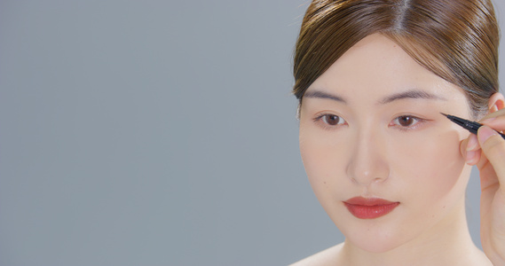 8K化妆师为年轻女性画眼线视频