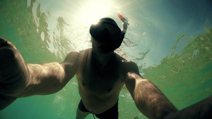 光照下戴潜水面罩的潜水员16秒视频