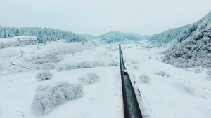 武隆仙女山中国最美观光公路雪地公路上的小火车76秒视频