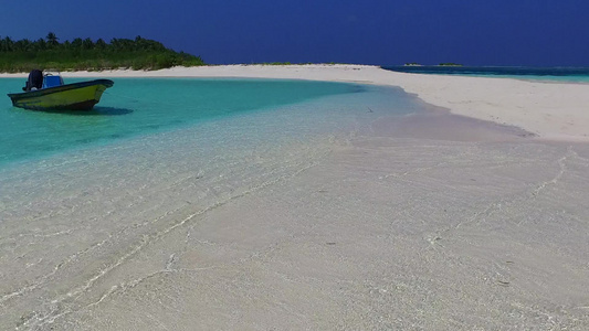 海洋海岸海滩度假的浪漫风景浅环礁湖和接近冲浪的白沙视频