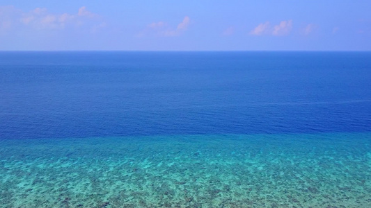 热带岛屿海滩度假的空海景蓝色环礁湖和白色沙沙底背景视频
