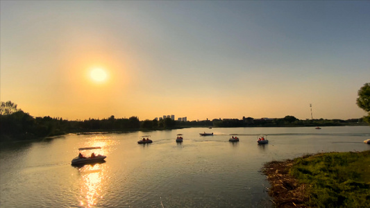 4K实拍自然风景夕阳倒影湖中坐游船观光视频