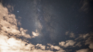 8k延时云南香格里拉纳帕海夜景星空银河7秒视频