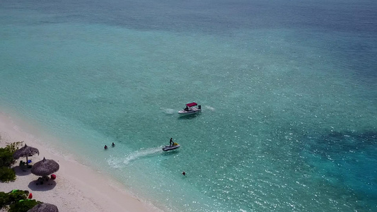 蓝海与礁石附近的白色沙滩背景的豪华海岸海滩生活方式视频
