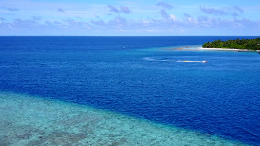 蓝色环礁湖和沙巴附近白沙滩背景的热带海岸线海滩假日视频