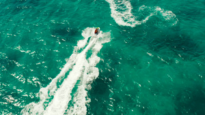 旅游者乘坐热带度假胜地的喷气滑雪机18秒视频