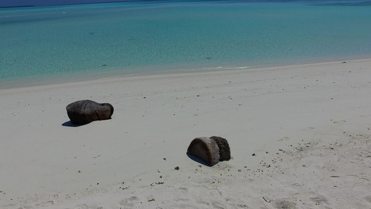利用日出后白色沙滩背景的清晰环礁湖复制外来海滨海滩视频