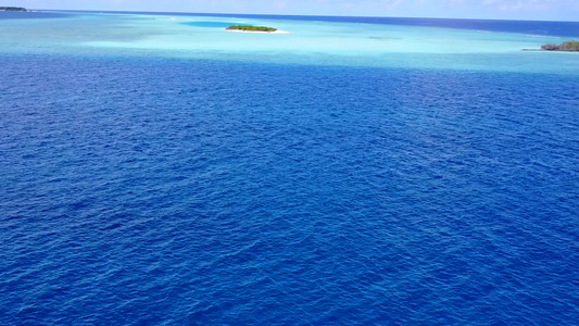 以浅水和阳光下清洁沙滩背景进行热带旅游旅游海滩探险视频