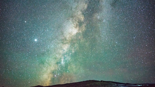 8k延时西藏业拉山观景台夜景星空银河素材视频