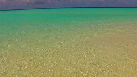 乘坐蓝色海路和珊瑚礁附近清洁沙地背景的放松岛屿海滩视频