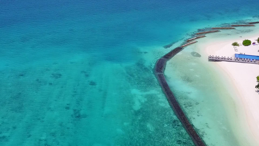 沙巴附近有白色沙子背景的蓝色海面休息海滩海滩断裂视频