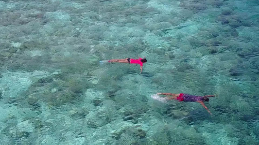 在沙巴附近的清水和清洁沙滩背景下紧贴美丽海景的风景视频