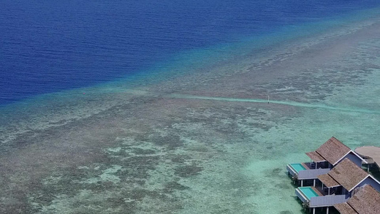 阳光明媚的美丽海景摘要在沙巴附近的浅海以白色沙滩背景视频