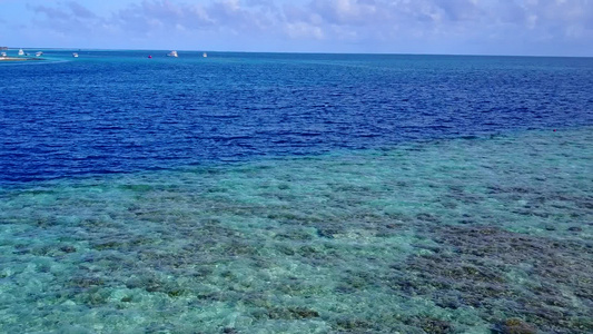 日落前有白沙背景的海蓝水冒出阳光明媚的海洋环礁湖海滩视频