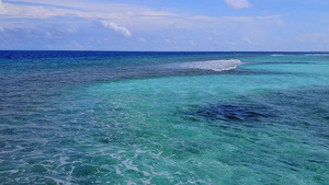 沙滩附近的蓝环礁和白色沙地背景9秒视频