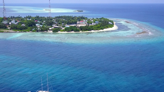 以透明的环礁湖和棕榈附近的白色沙滩背景航行的宁静海岸视频