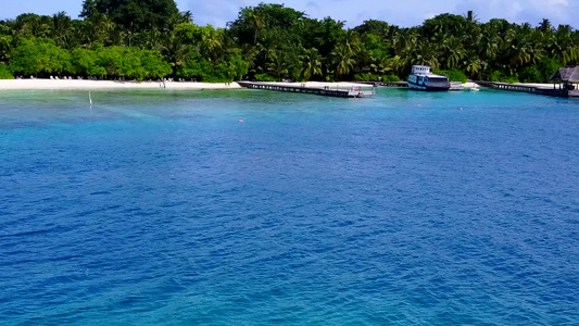 通过蓝海和沙巴附近的白沙滩背景密切整治宁静的海滨海滩视频