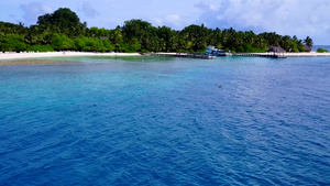 日落前由透明的大海和干净的沙质背景组成的天堂旅游海滩10秒视频