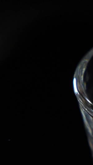 透明水杯倒酒倒水空镜头素材透明玻璃杯27秒视频