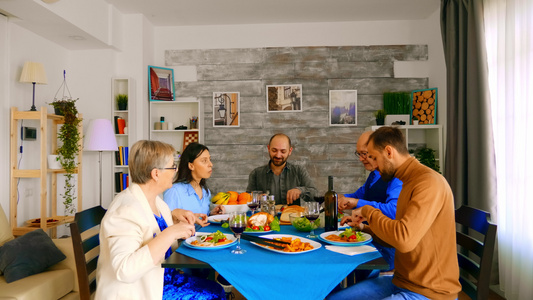 家庭在晚饭时享受红酒的欢乐视频