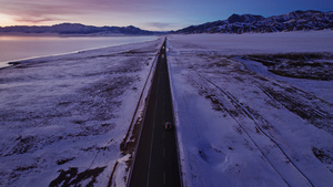 傍晚行驶在雪地公路的汽车16秒视频