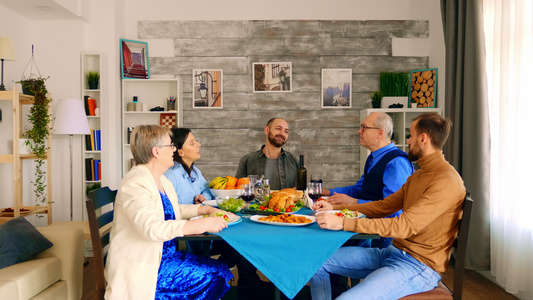 多代美丽多代美丽的家庭在舒适和明亮的房间共进晚餐吃视频